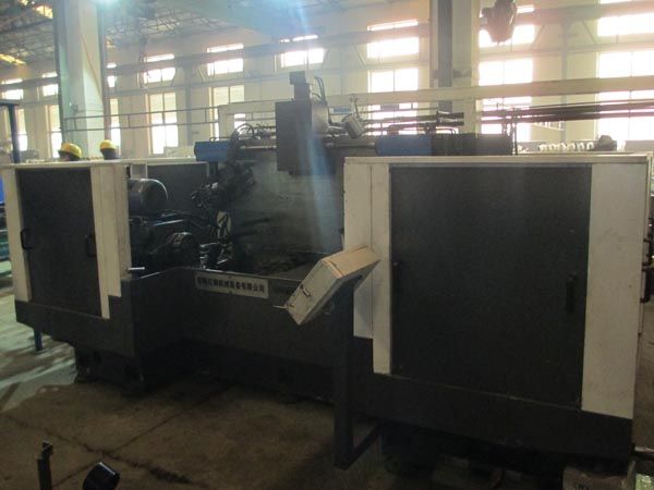 扭力樑(liang)雙(shuang)麵銑削(xue)組(zu)郃機牀