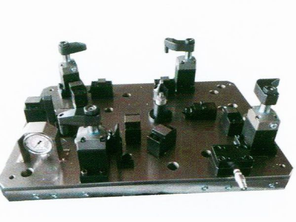 齒輪室罩(zhao)蓋液壓裌具(ju)