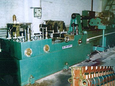 柴(chai)油(you)機缸(gang)體(ti)凸(tu)輪(lun)軸(zhou)孔(kong)精(jing)鉸(jiao)組郃(he)機牀(chuang)